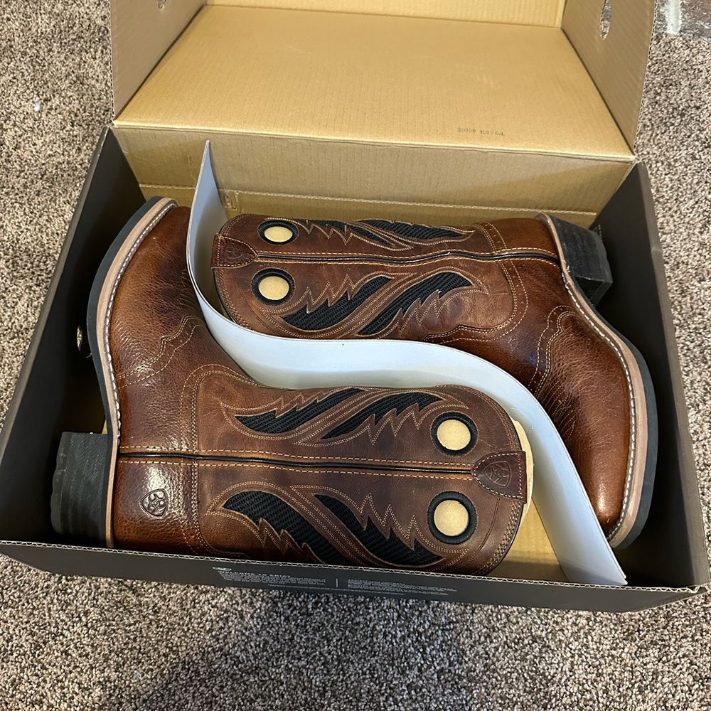 Mens (8.5) Ariat Western Heritage Roughstock Venttek Boots